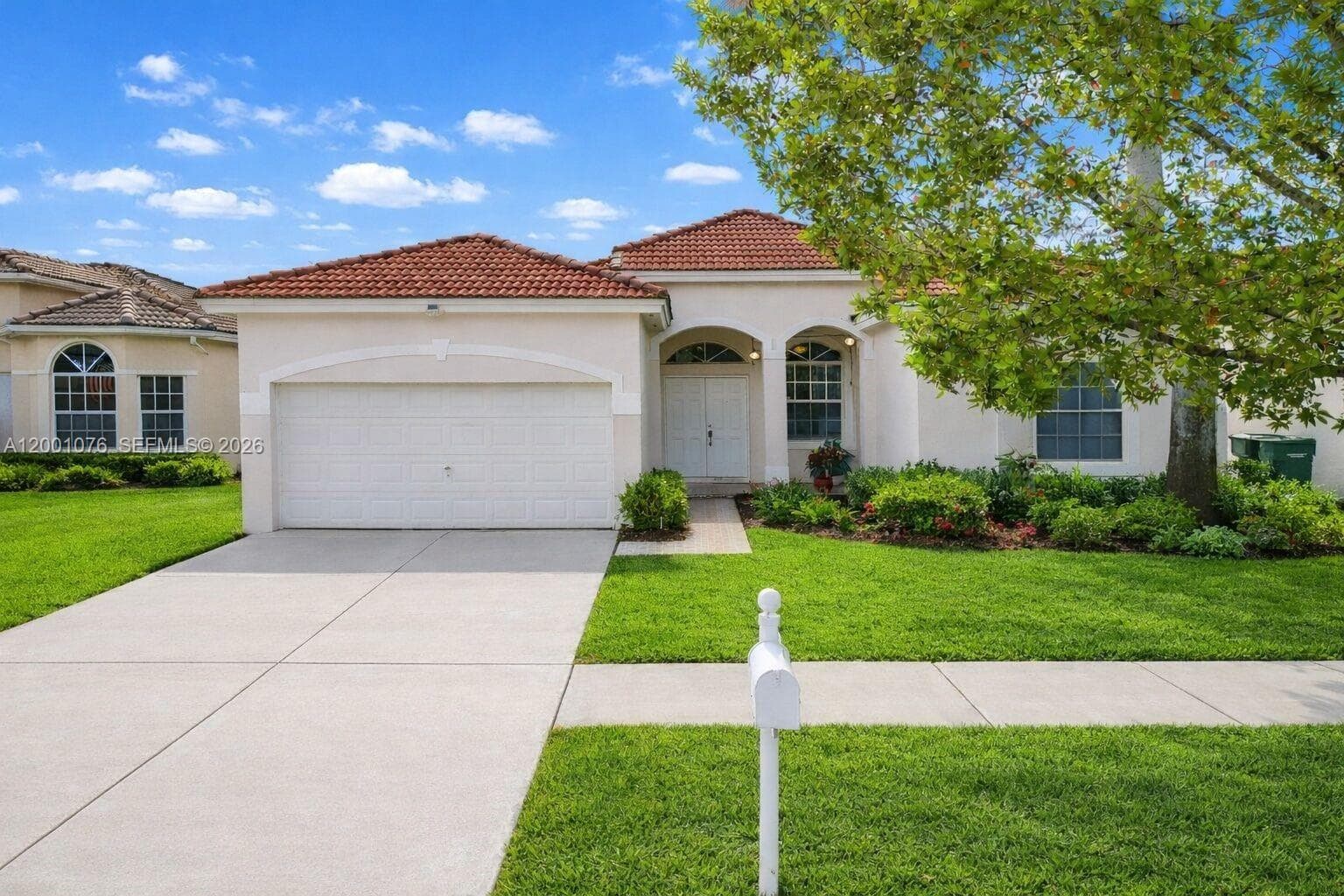 690 SE 30th Dr photo 1