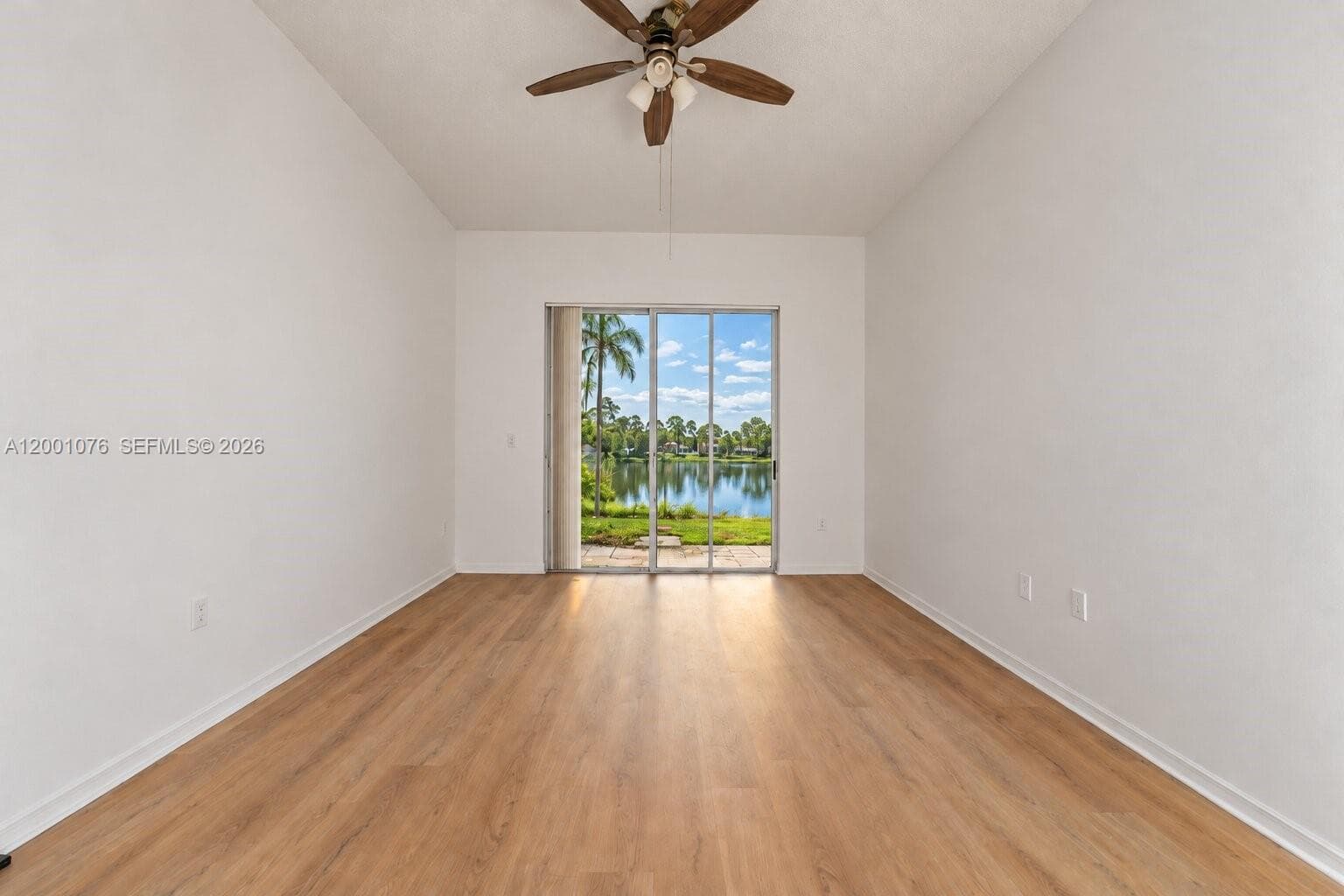 690 SE 30th Dr photo 18