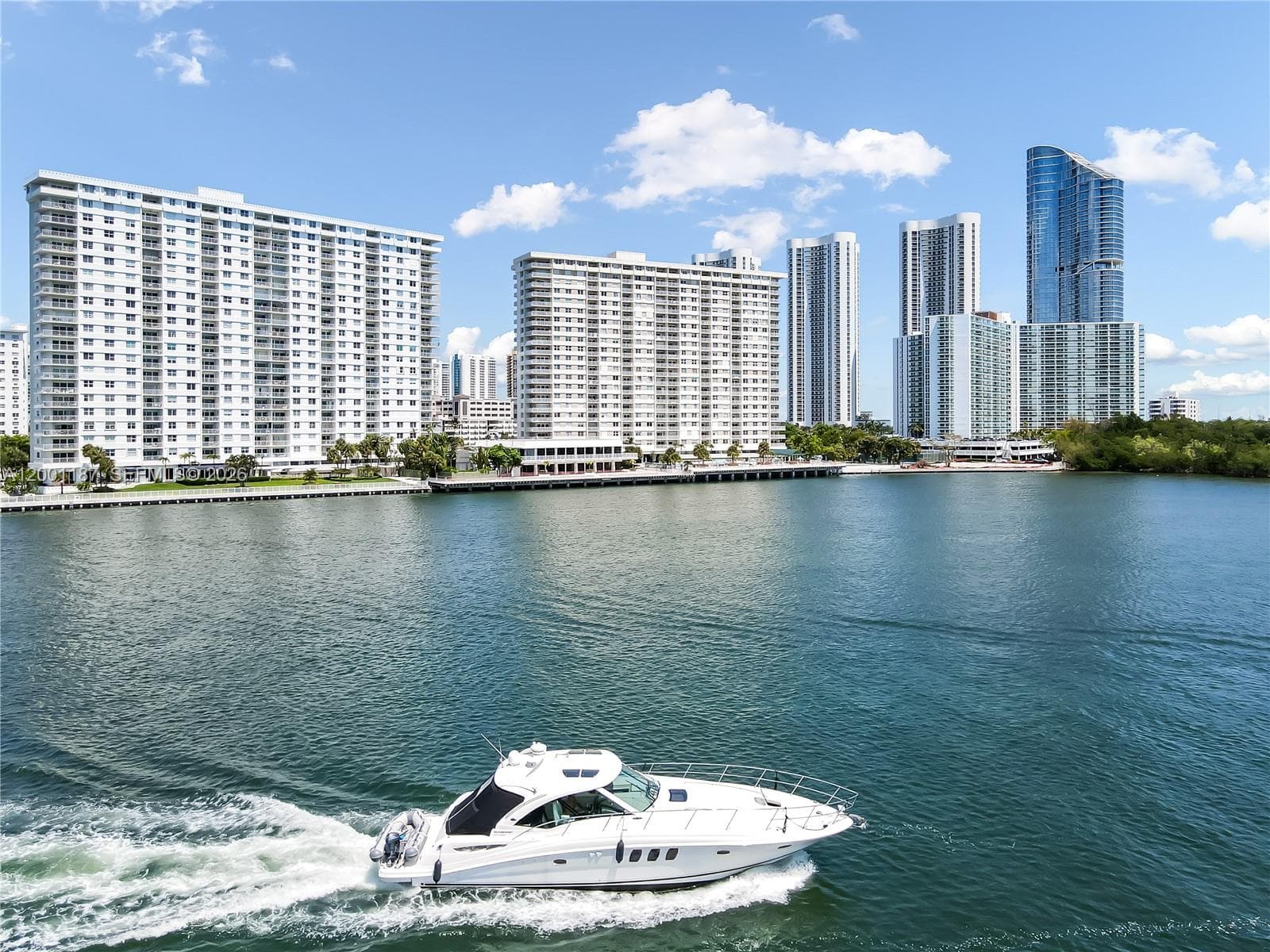 Waterfront Boaters & Beachgoers Paradise