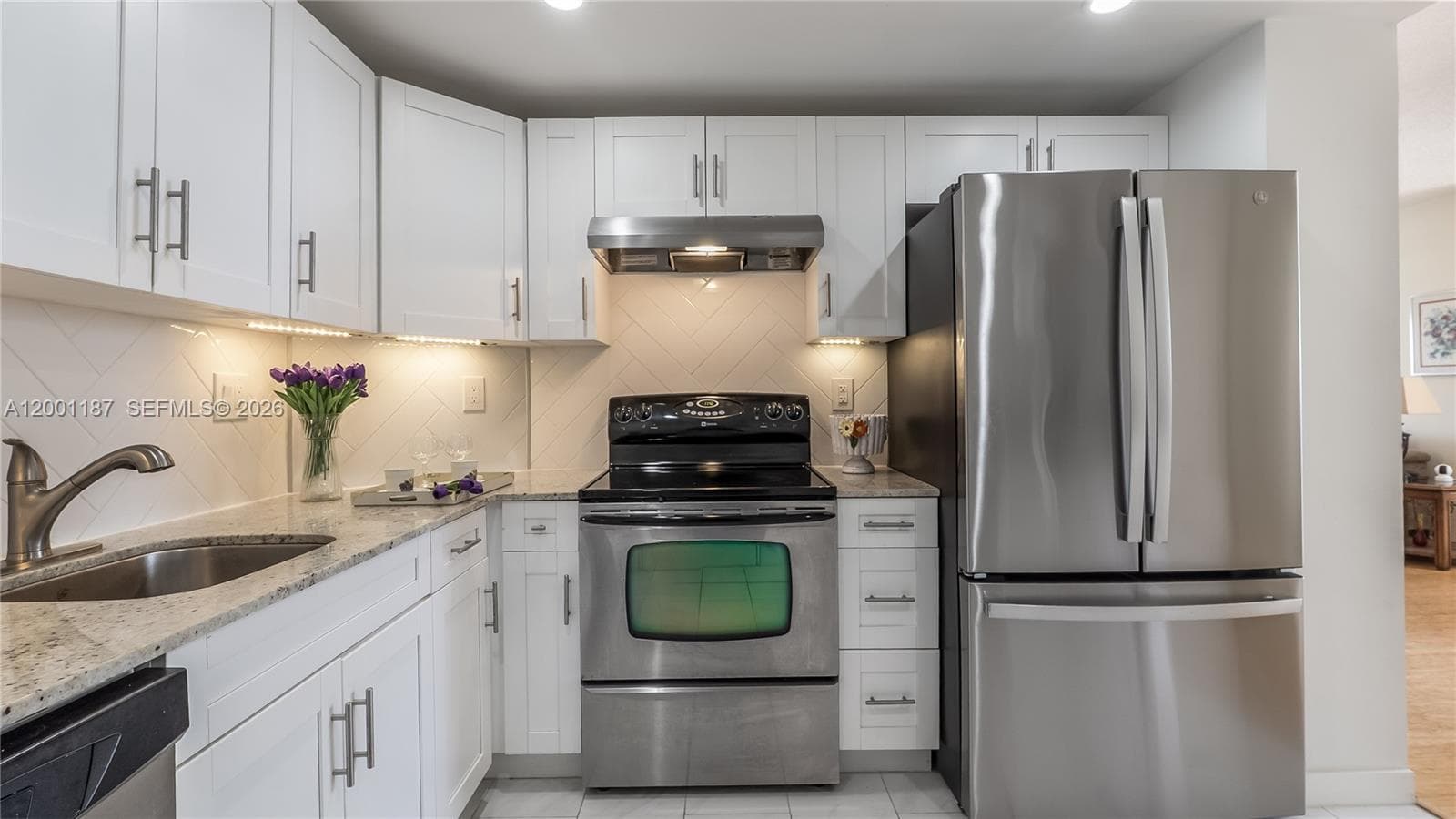 Quartz Gourmet Eat in Kitchen w/Generous Counter Space