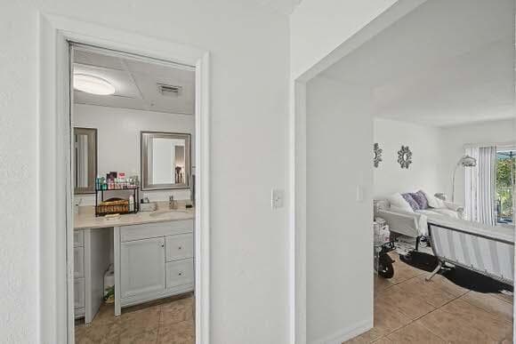 4 Foyer