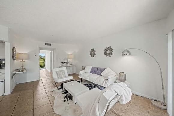10 Living Area (2)