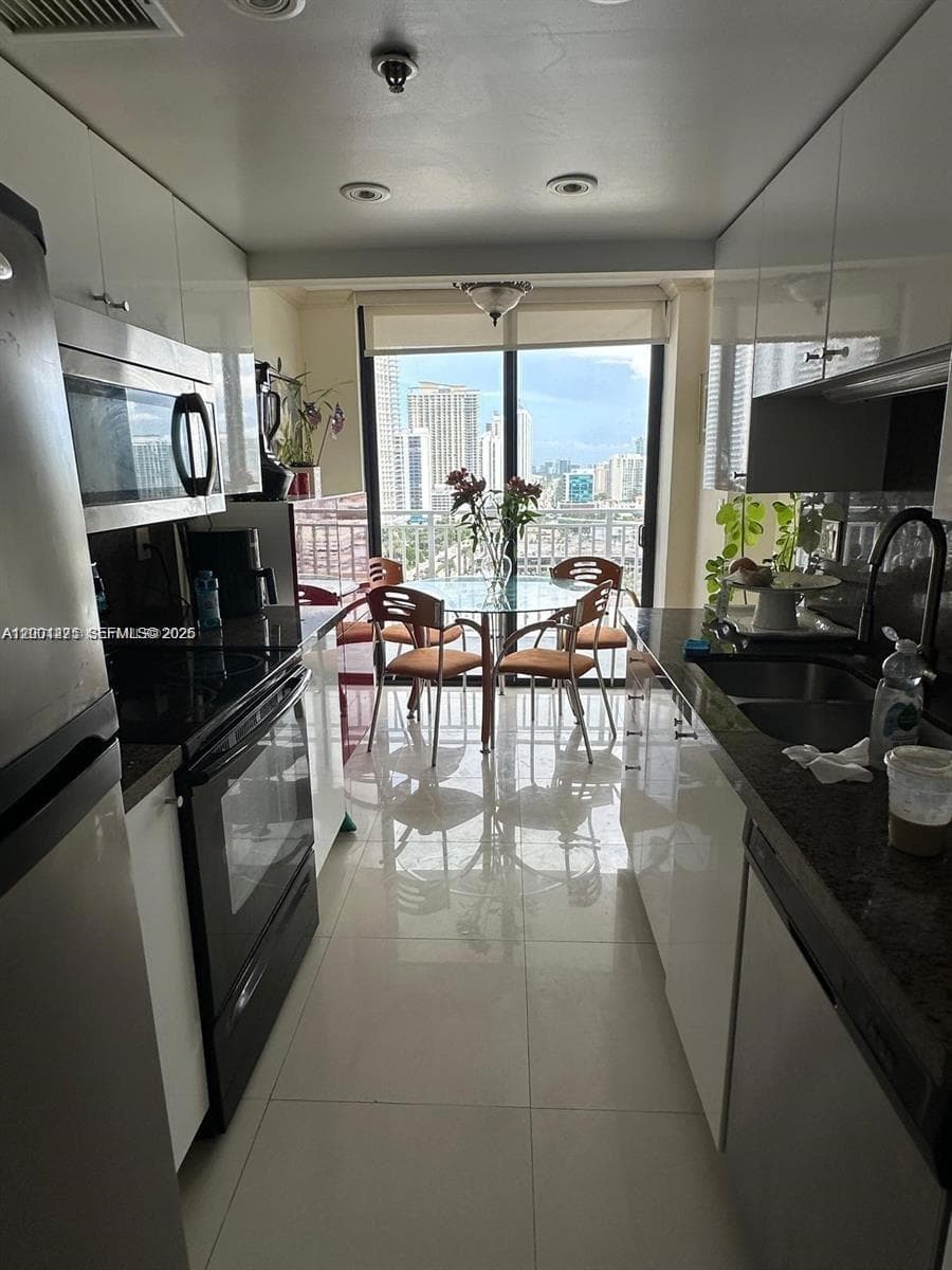 WINSTON TOWERS 600 · #2202 in Sunny Isles Beach - Photo 5