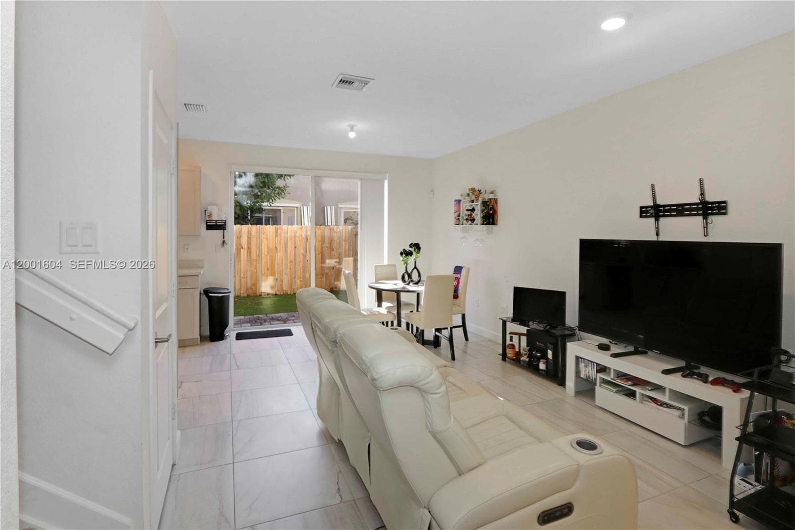 2432 SE 10th Ct #. photo 5