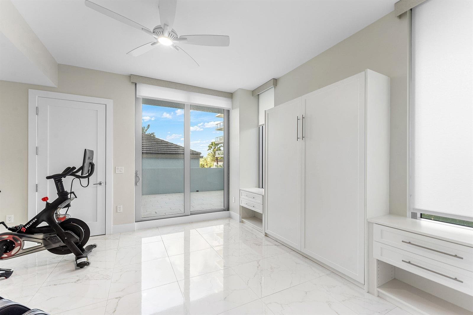 Den w Murphy Bed