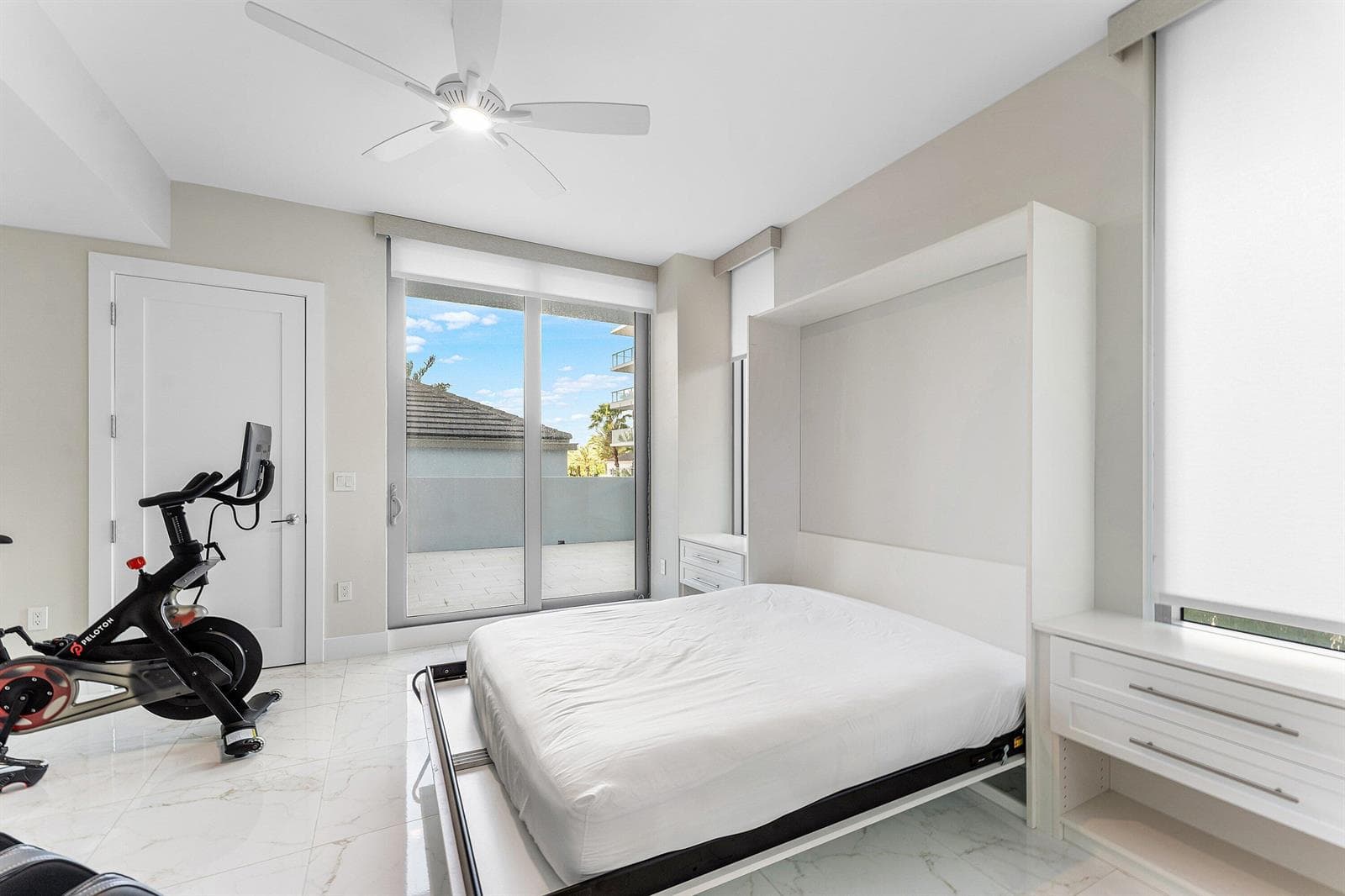 Den w Murphy Bed