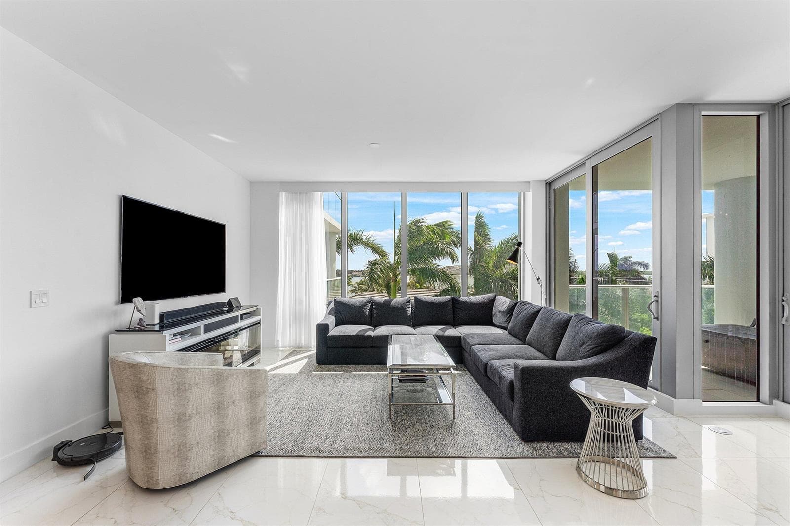 Bright Living Area w Private Balcony