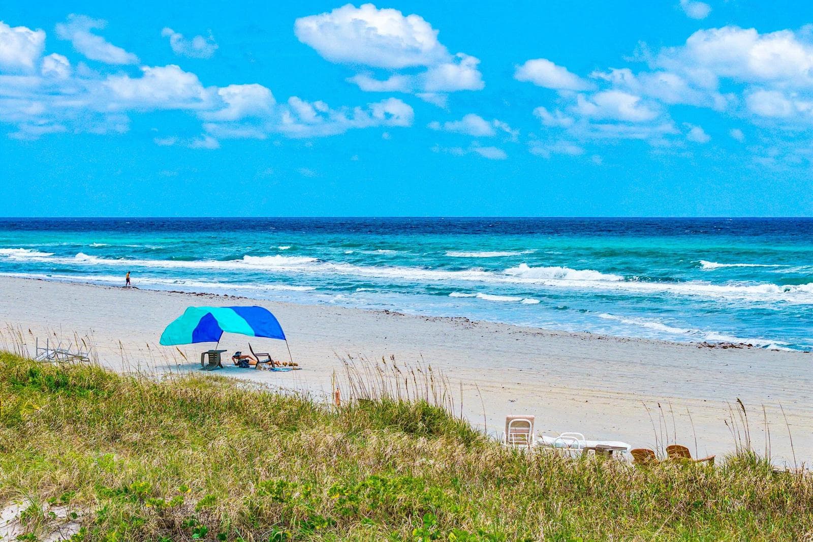 WIDE SANDY BEACH