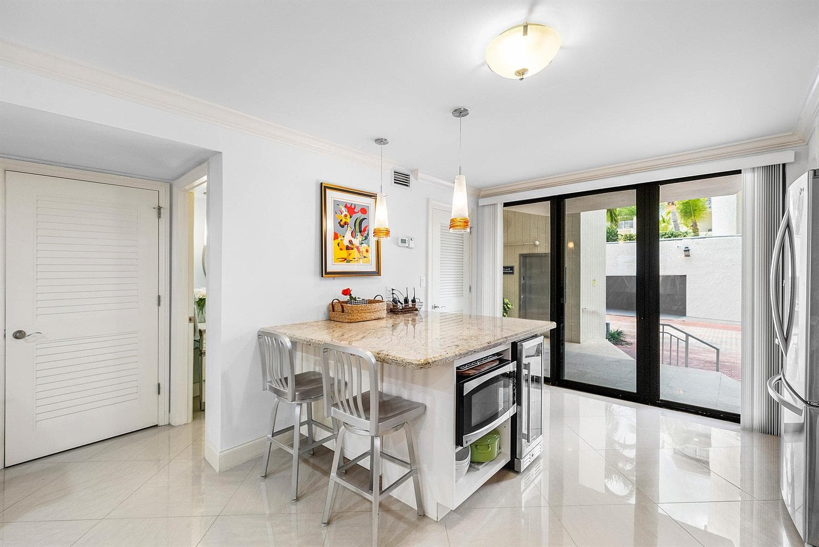 BREAKFAST BAR AND WINE FRIDGE