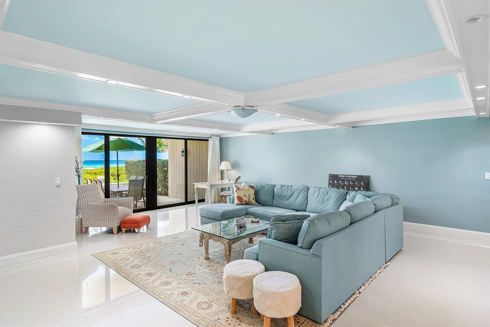 SPACIOUS LIVING ROOM
