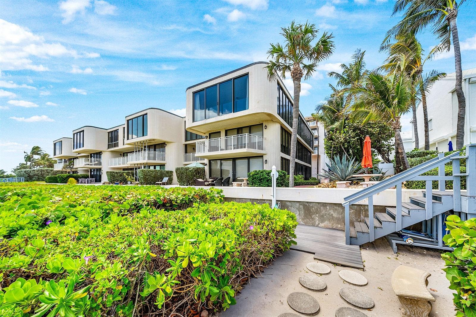 PRIVATE BEACH ACCESS AT YOUR BACK DOOR