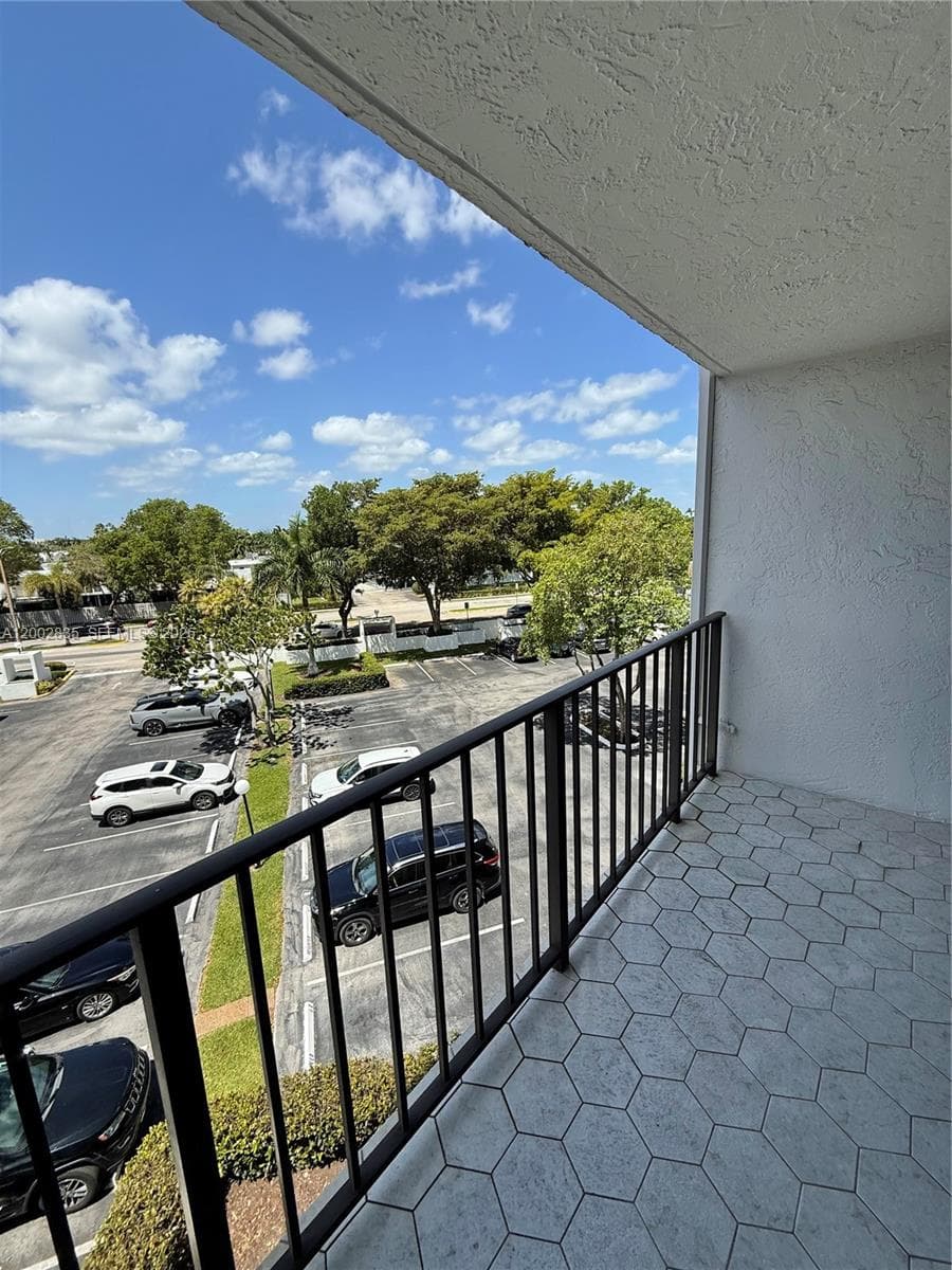Oceanview park condo · #407 in Hallandale Beach - Photo 17