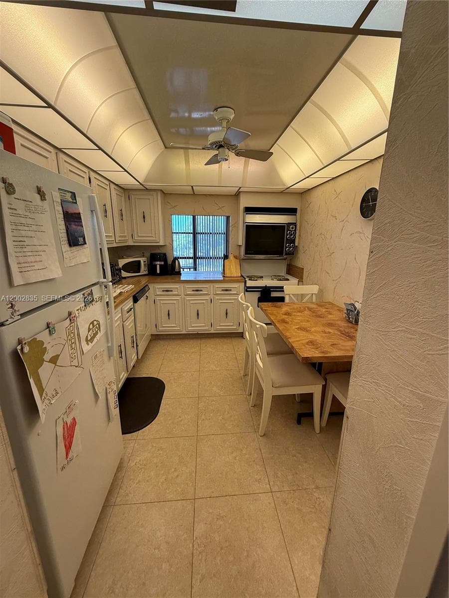 Oceanview park condo · #407 in Hallandale Beach - Photo 9