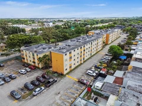 LAS ESTRELLAS CONDO · #120 in Hialeah - Photo 10