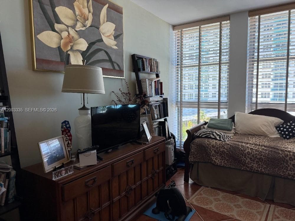 2nd bedroom (North)