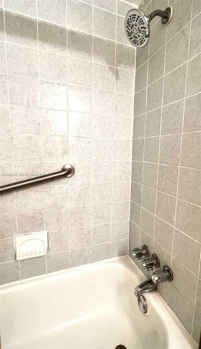 BATH TUB/SHOWER COMBINATION