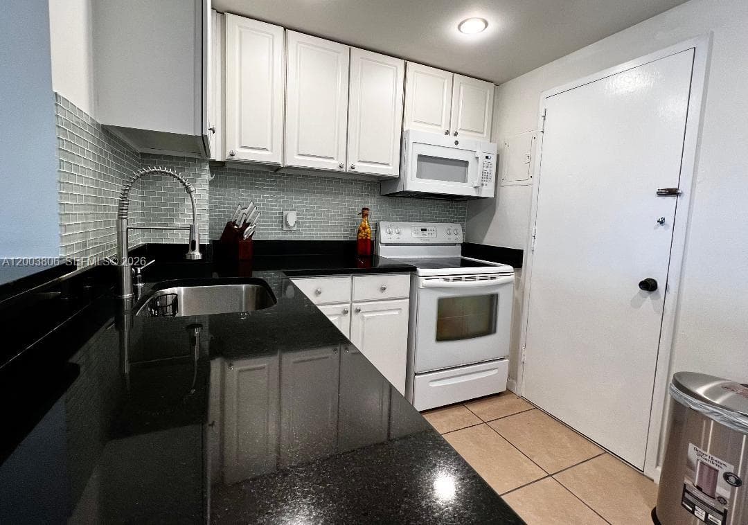 OPEN COUNTER KITCHEN
