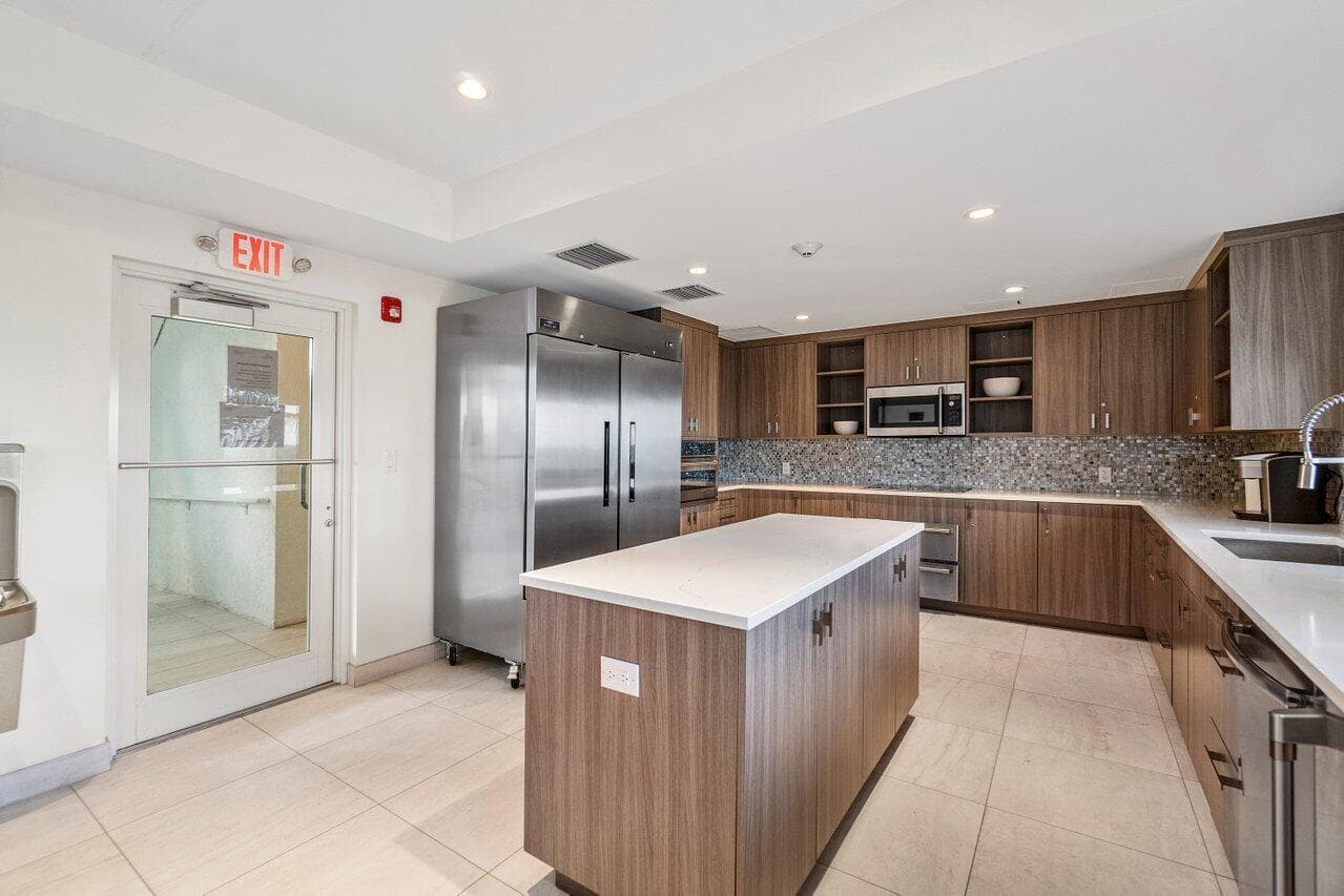 BEACH CLUB KITCHEN