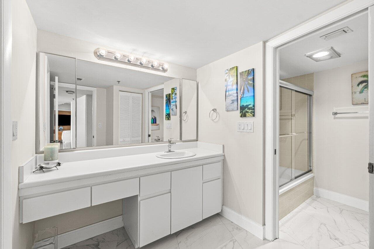 EN SUITE BATHROOM