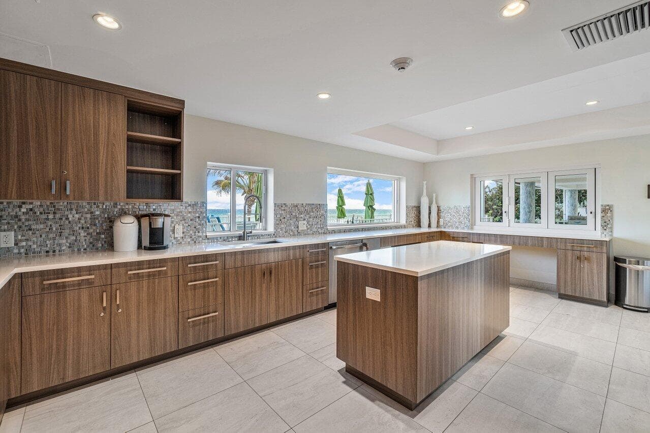 BEACH CLUB KITCHEN