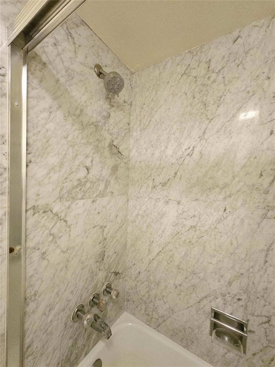 2nd Bathroom Tub/Shower