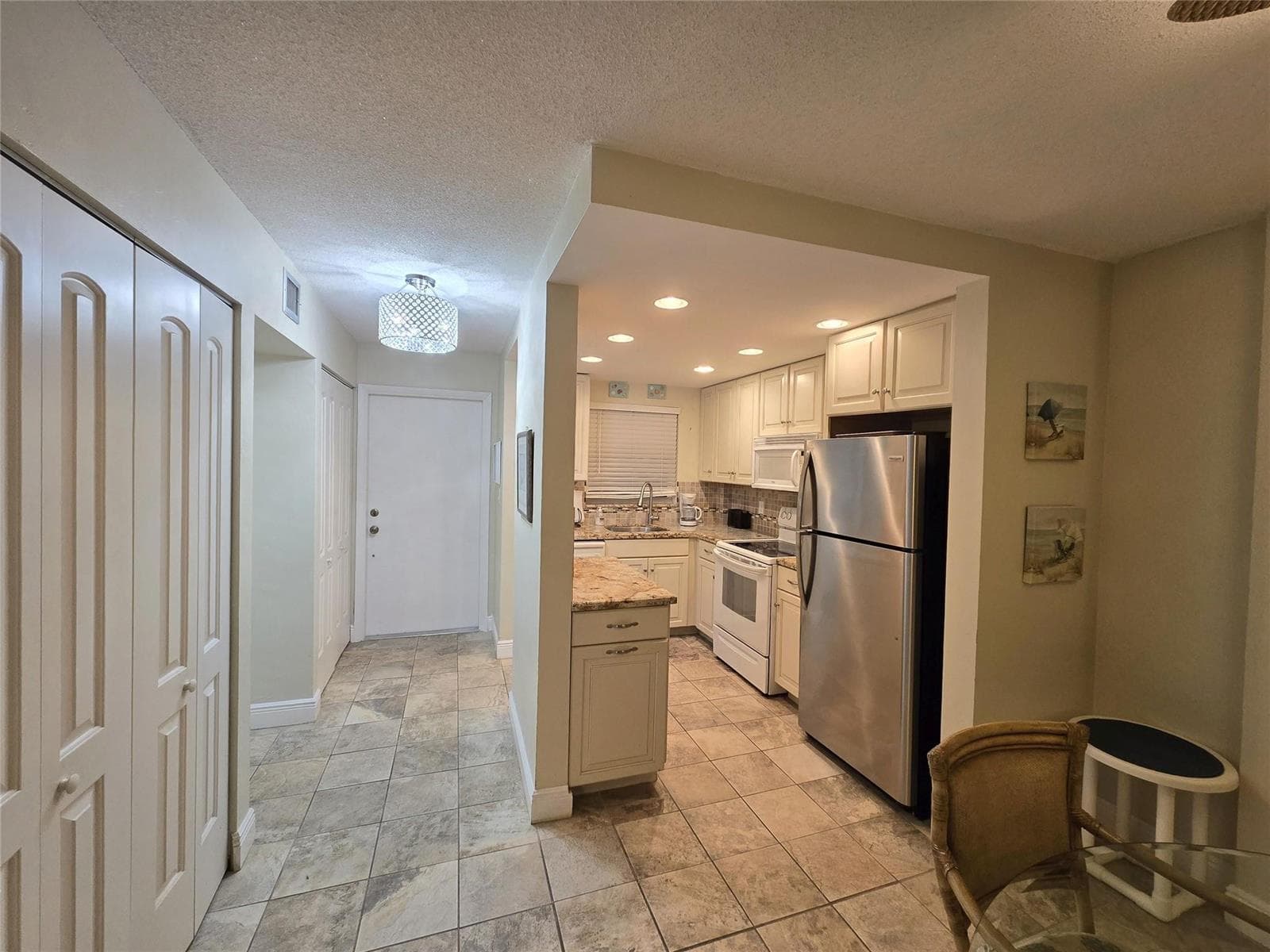 Kitchen/Entry