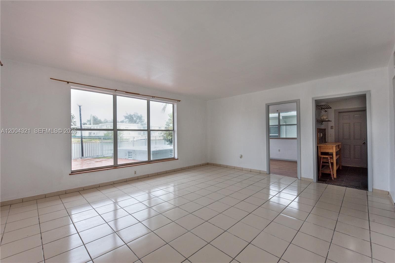 MARSEILLES DECO CONDO · #25 in Miami Beach - Photo 4