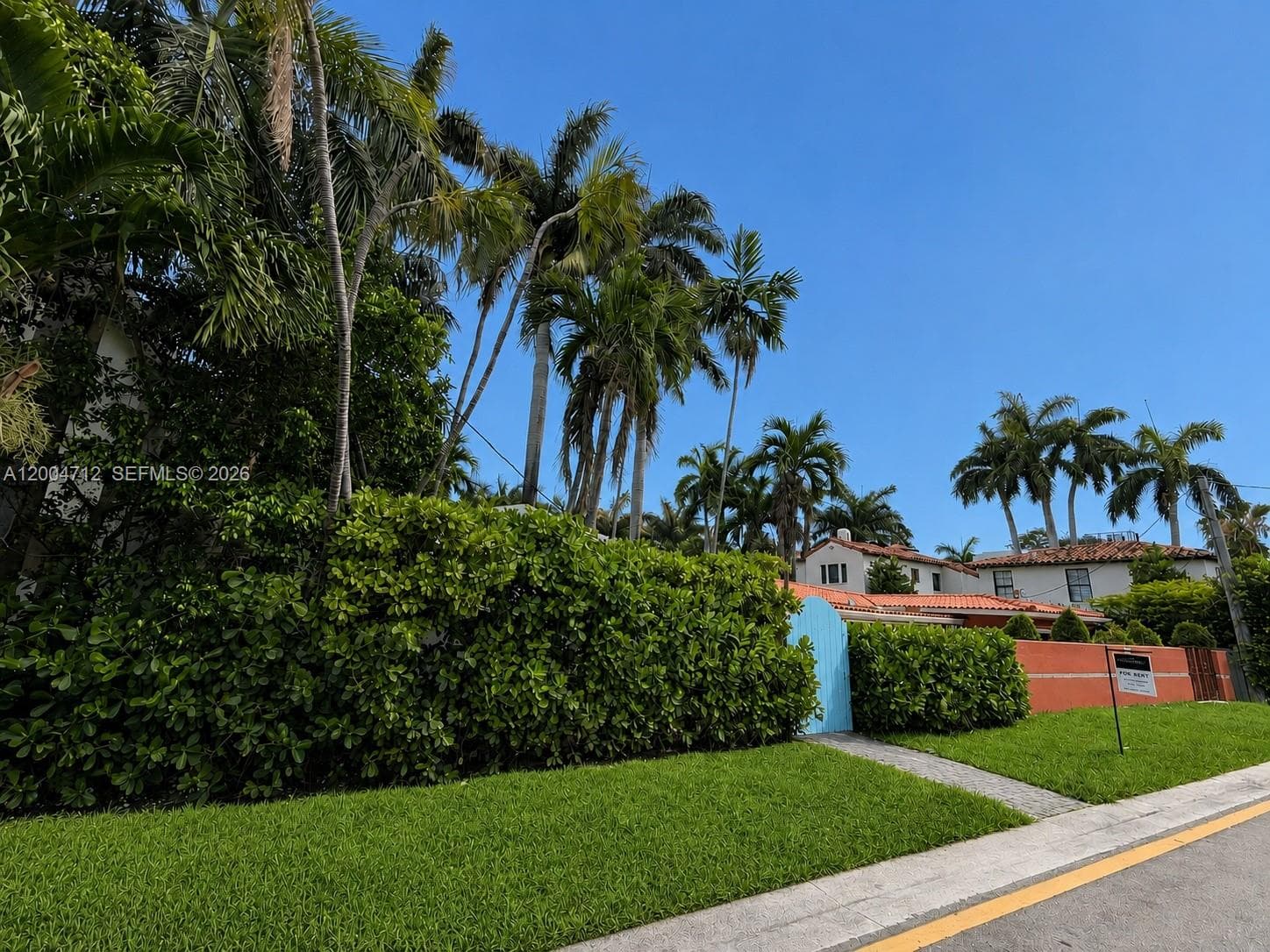 Entrance from North Coconut Lane to backyard