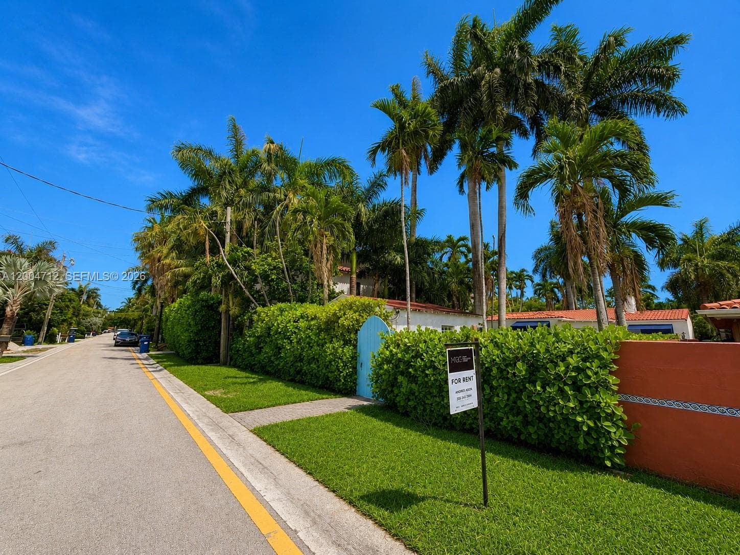 Entrance from North Coconut Lane to backyard