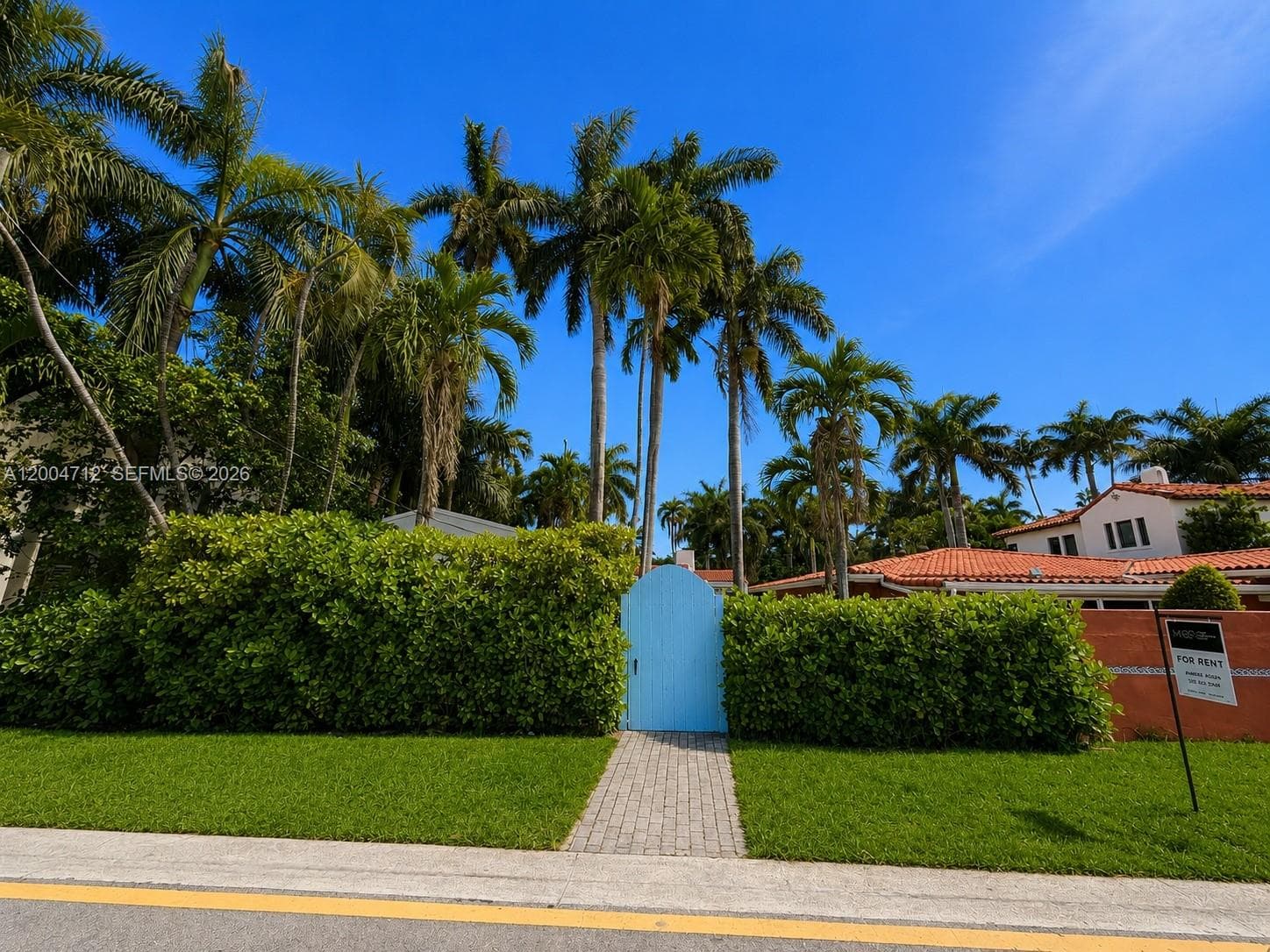 Entrance from North Coconut Lane to backyard