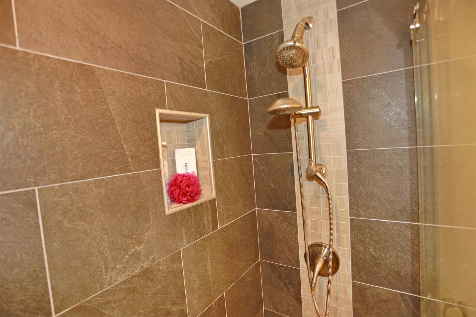 026-030-Master Shower-4200x2800