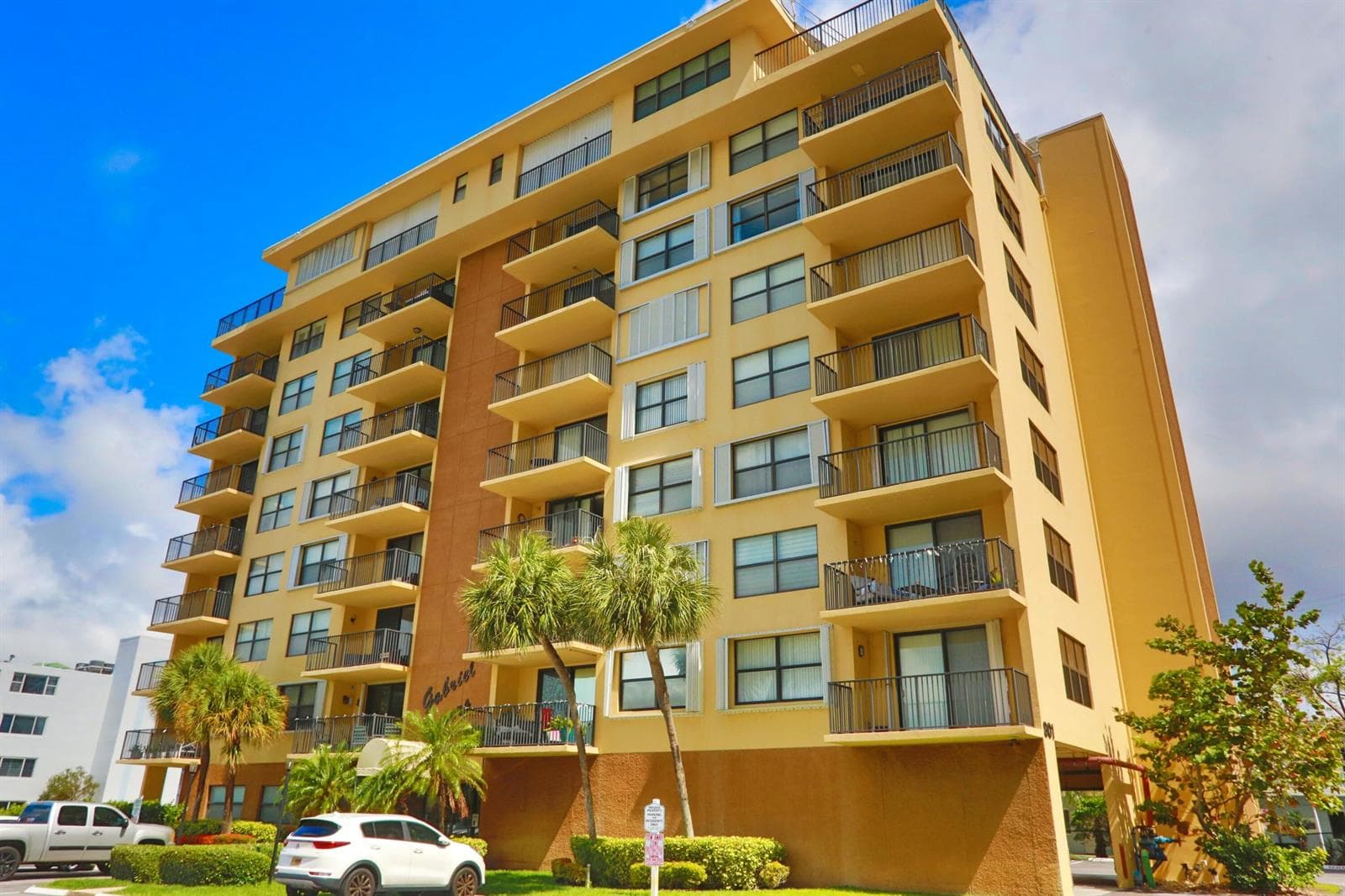 005-027-Exterior Front-4200x2800