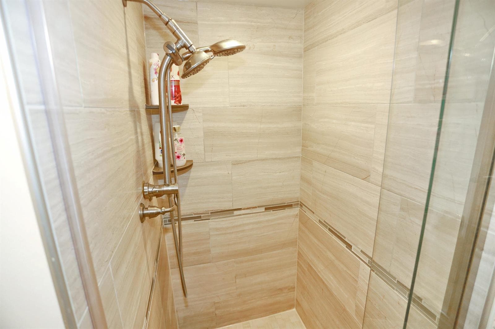 030-019-Guest Shower-4200x2800