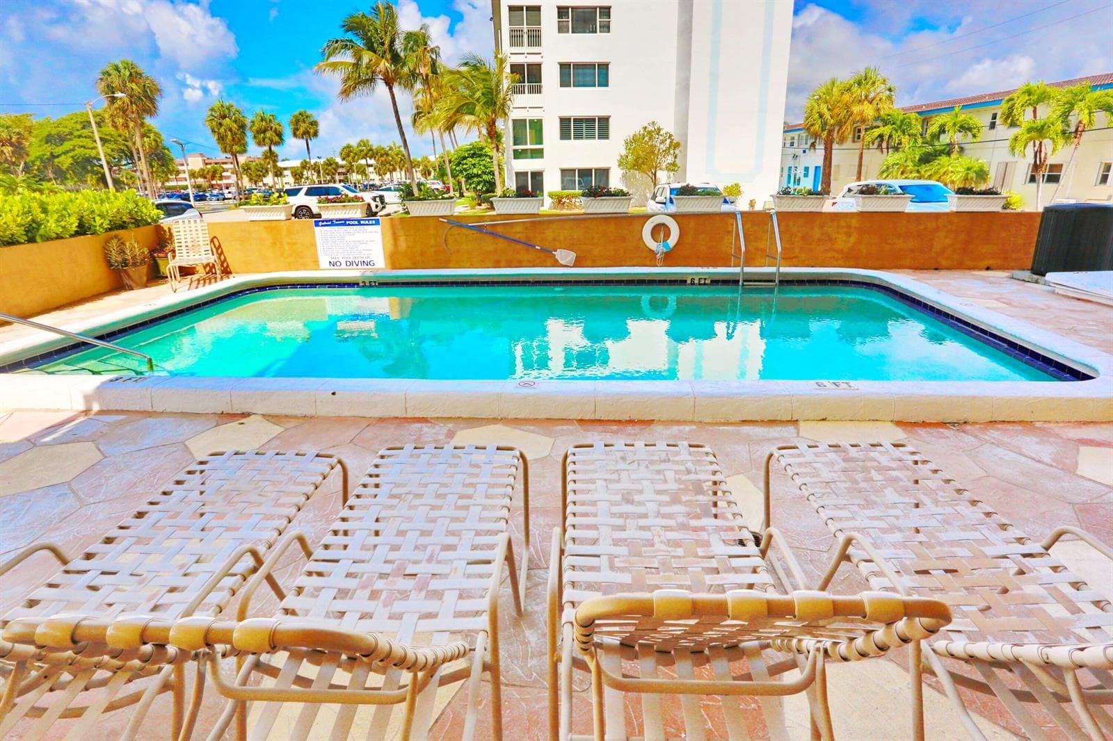 035-032-Community Pool-4200x2800