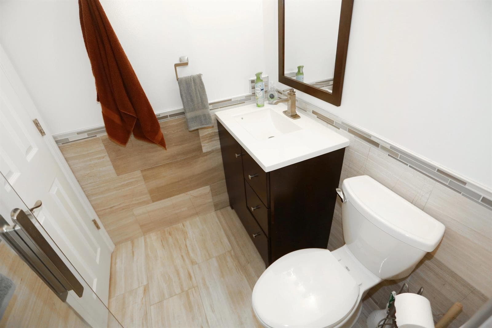 031-031-Guest Bathroom-4200x2800