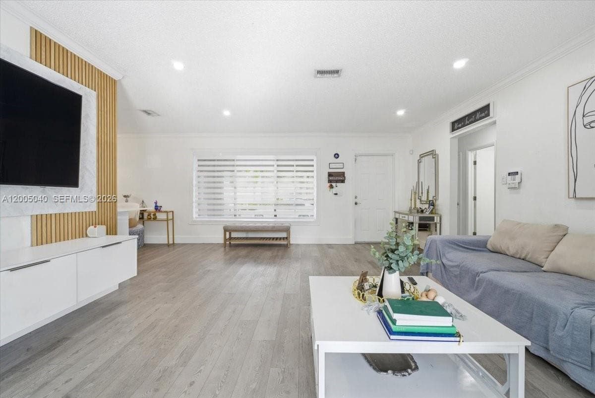 740 SW 7th Ave photo 3