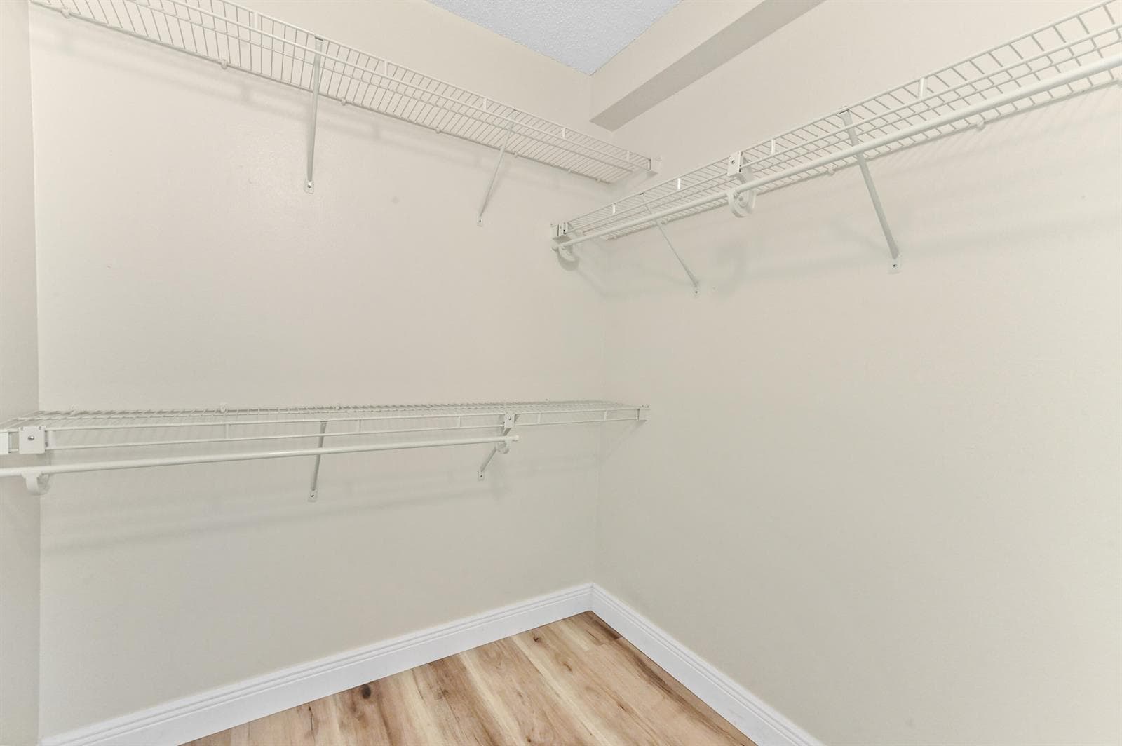 20 closet 01