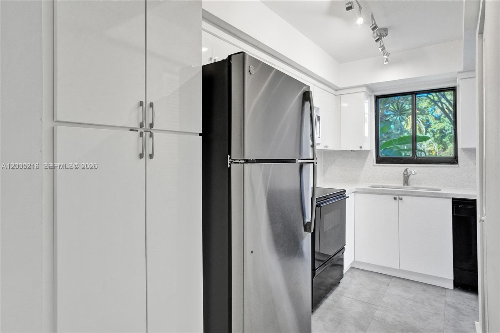Lots of cabinet space in the kitchen