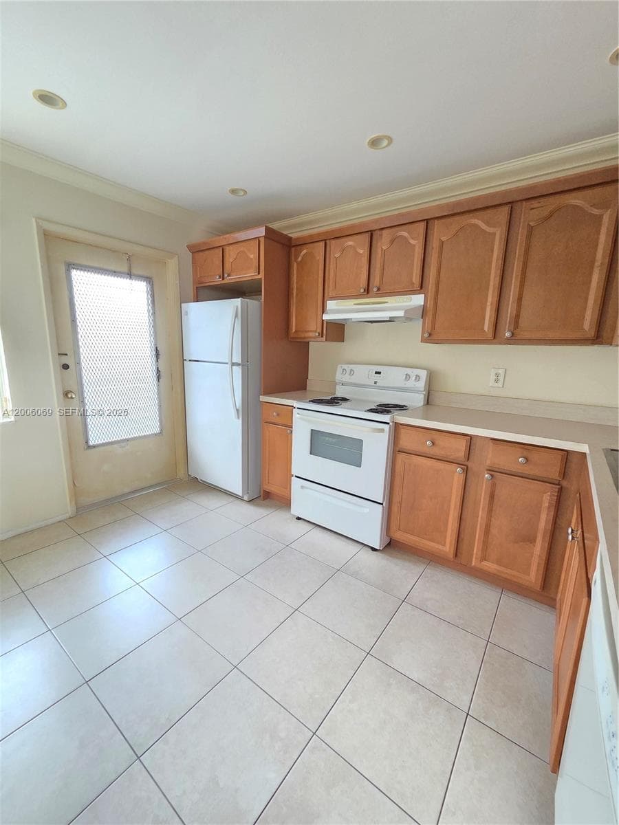 FAIRWAYS ROYALE CONDO · #210 in Hallandale Beach - Photo 2