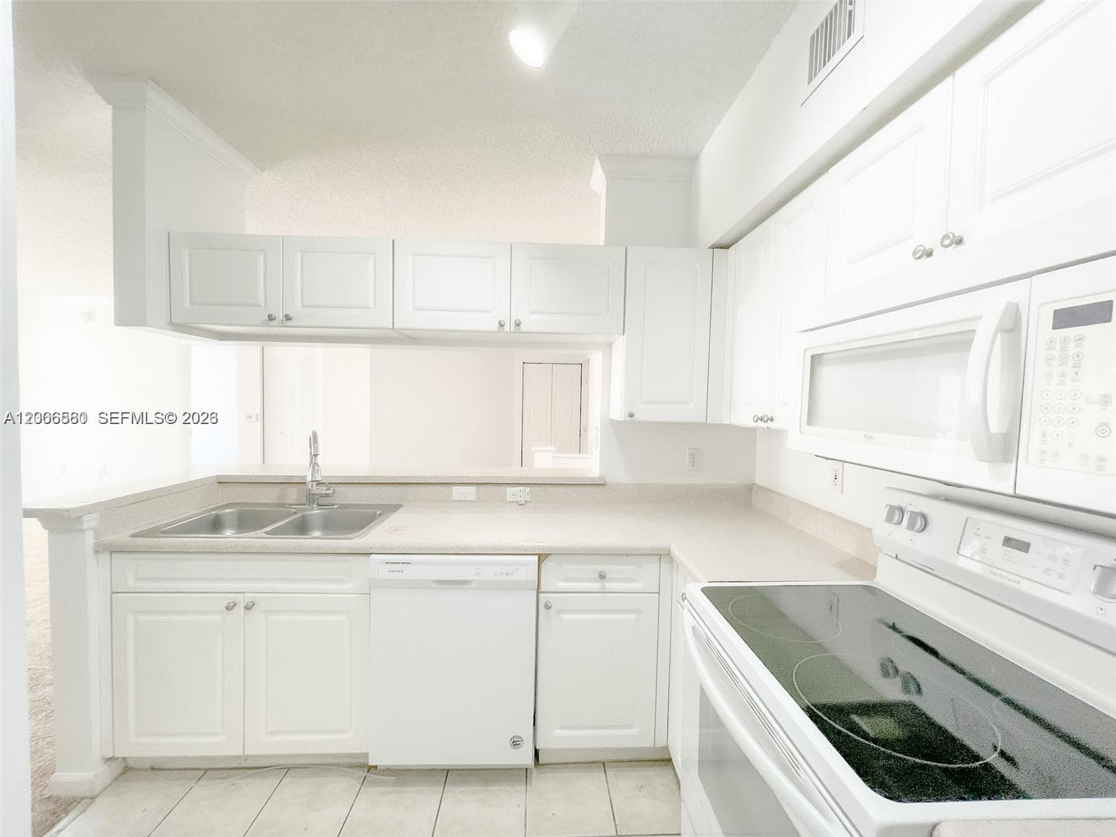 Porto Bellagio · #2602 in Sunny Isles Beach - Photo 9