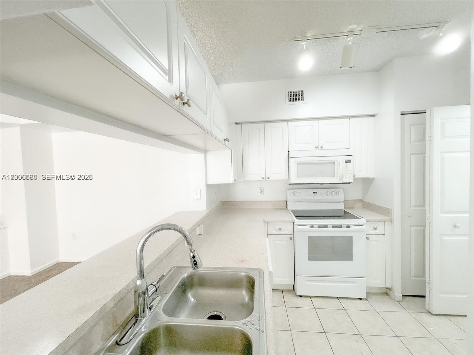 Porto Bellagio · #2602 in Sunny Isles Beach - Photo 11