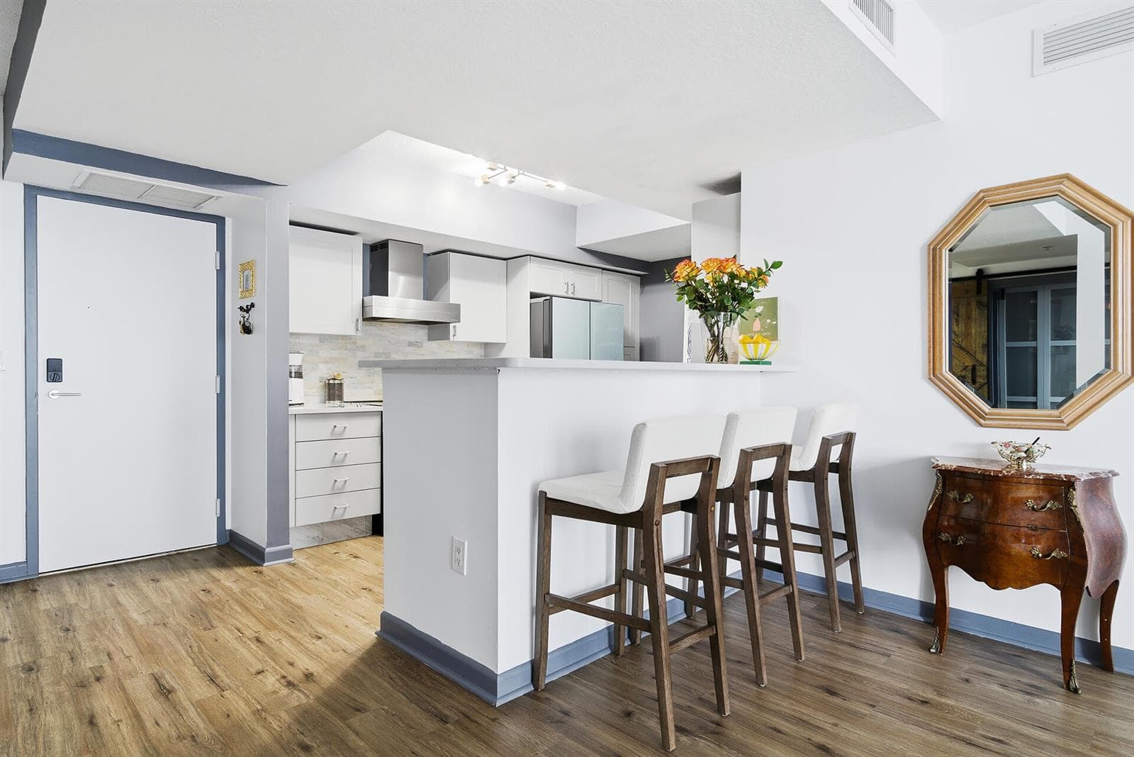 1551-N-FLAGLER-DR-605-33401-016