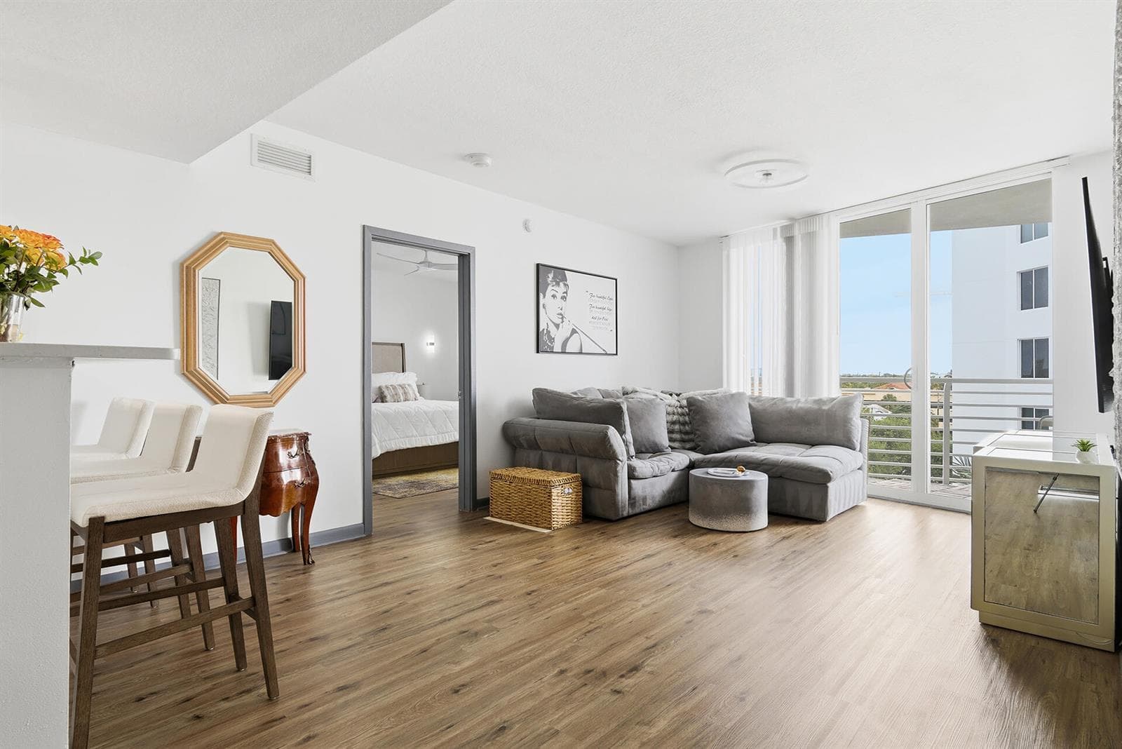 1551-N-FLAGLER-DR-605-33401-001