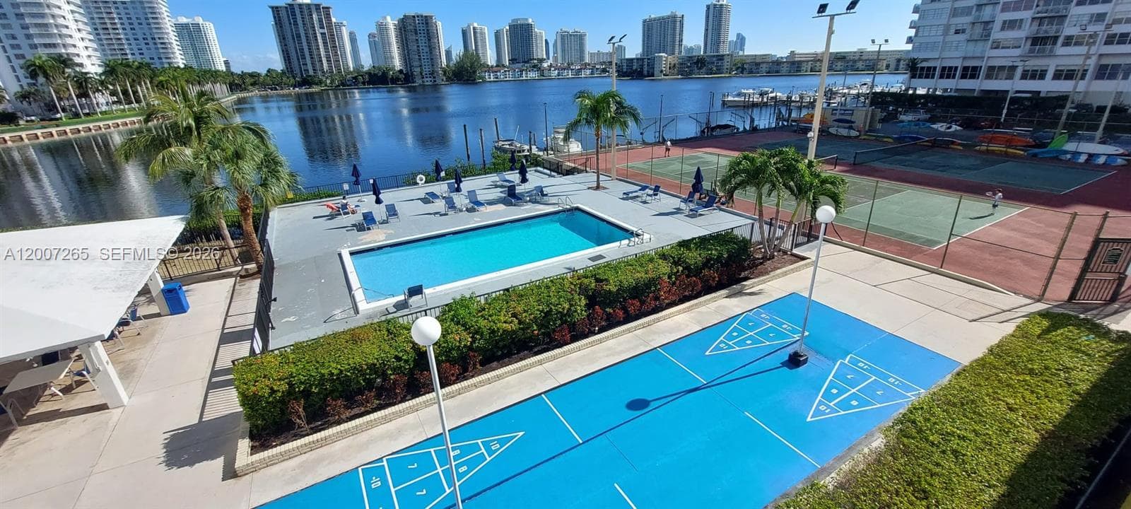 Pool, barbecue area, 2 tennis courts and bocce