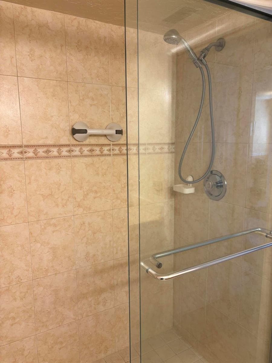 Pelican Pointe guest shower