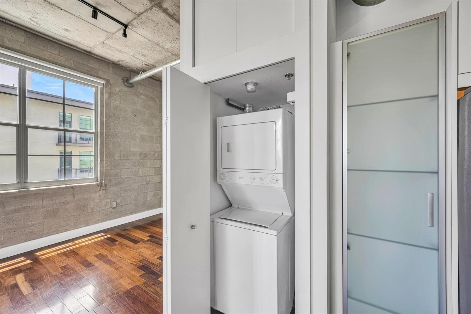411 NW 1ST AVE #605--33