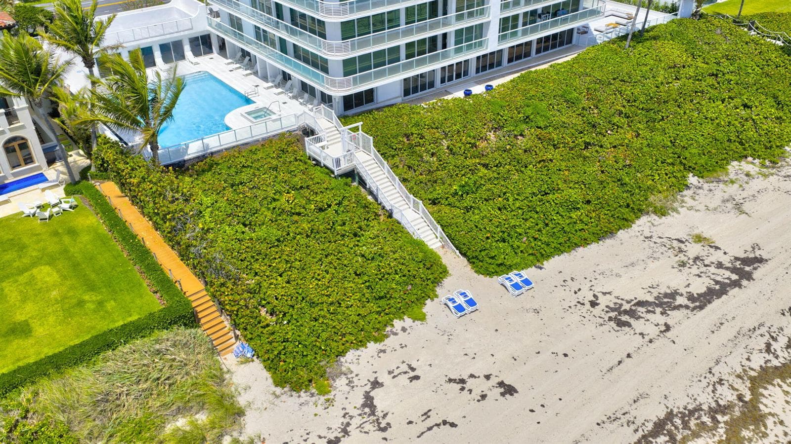 Villa Nova pool and private beach access