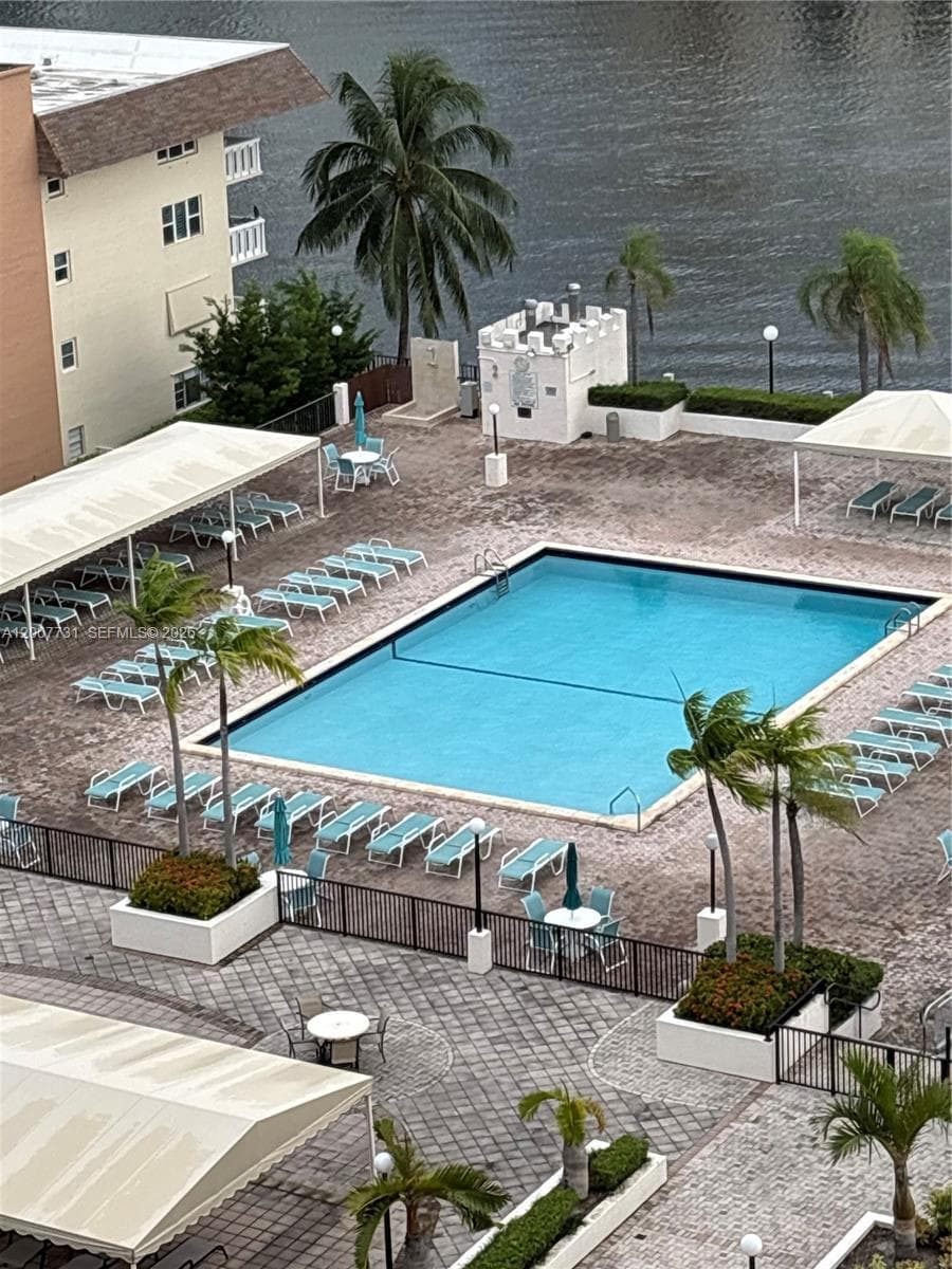 Prince George · #4L in Hallandale Beach - Photo 2