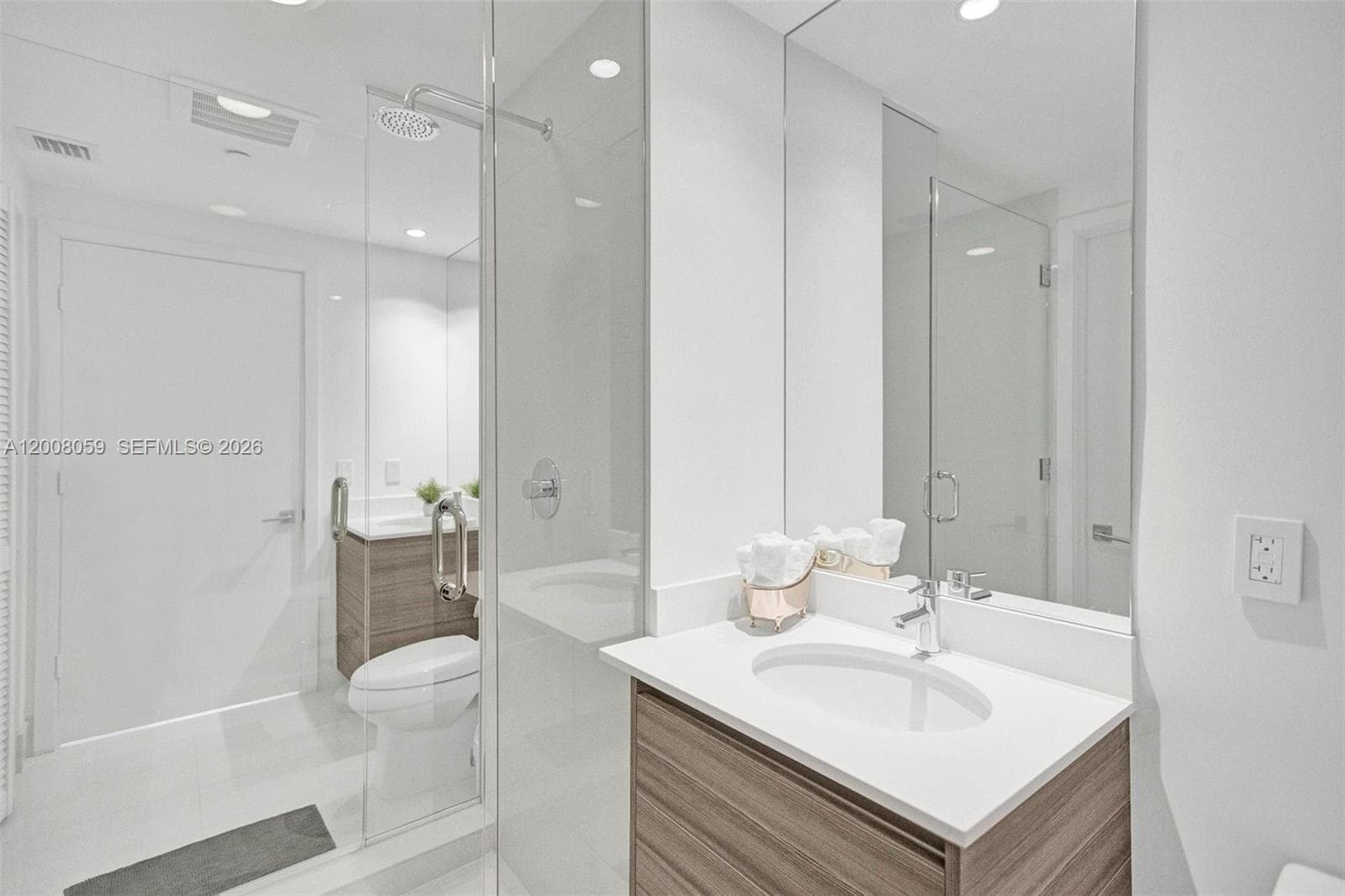 Common shower btw two bathrooms