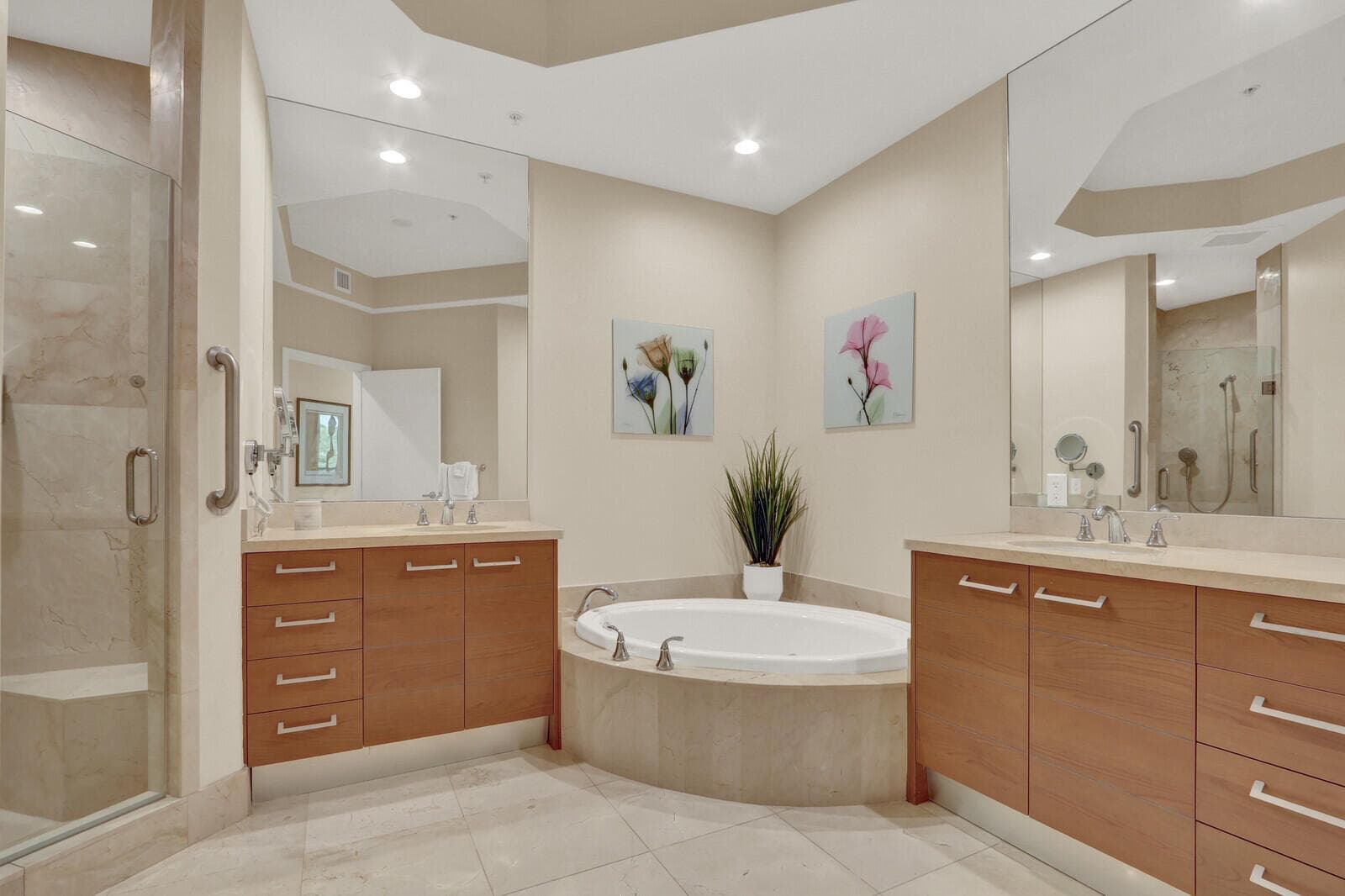Main En Suite Bathroom